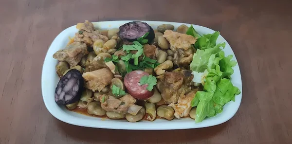 Favas com enchidos e coentros frescos