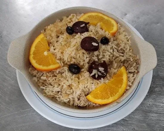 Arroz de pato com chouriço, azeitonas e rodelas de laranja