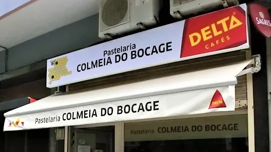 Outra vista da fachada da Pastelaria Colmeia do Bocage